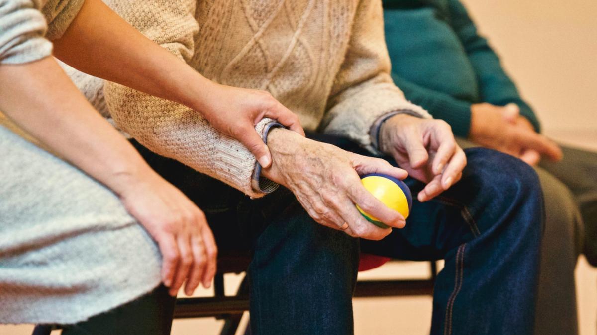 Mirar hacia donde se aparta la mirada, los cuidados a los mayores relatados en 