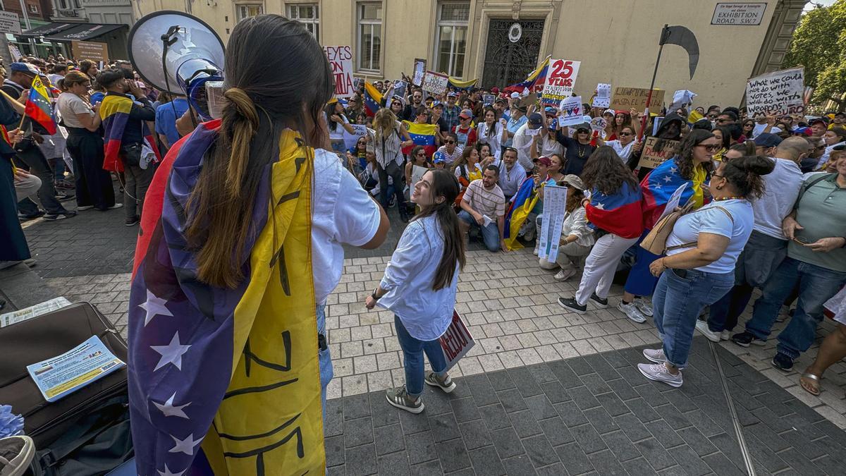 Cientos de venezolanos se congregan en Londres para denunciar fraude electoral en su país