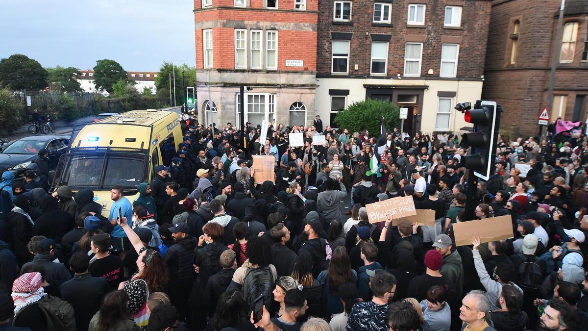 Cerca de 500 personas se han concentrado a las puertas de un centro de refugiados en Liverpool para impedir la manifestación de la extrema derecha.