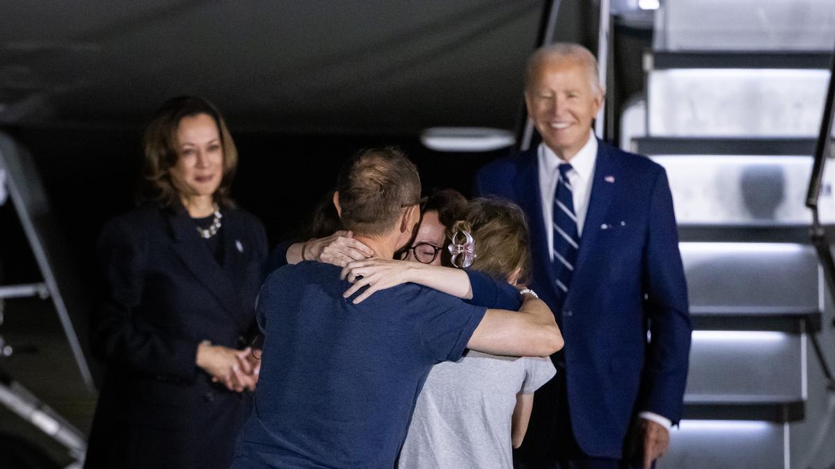 Joe Biden y Kamala Harris reciben a los estadounidenses liberados en el intercambio de presos con Rusia