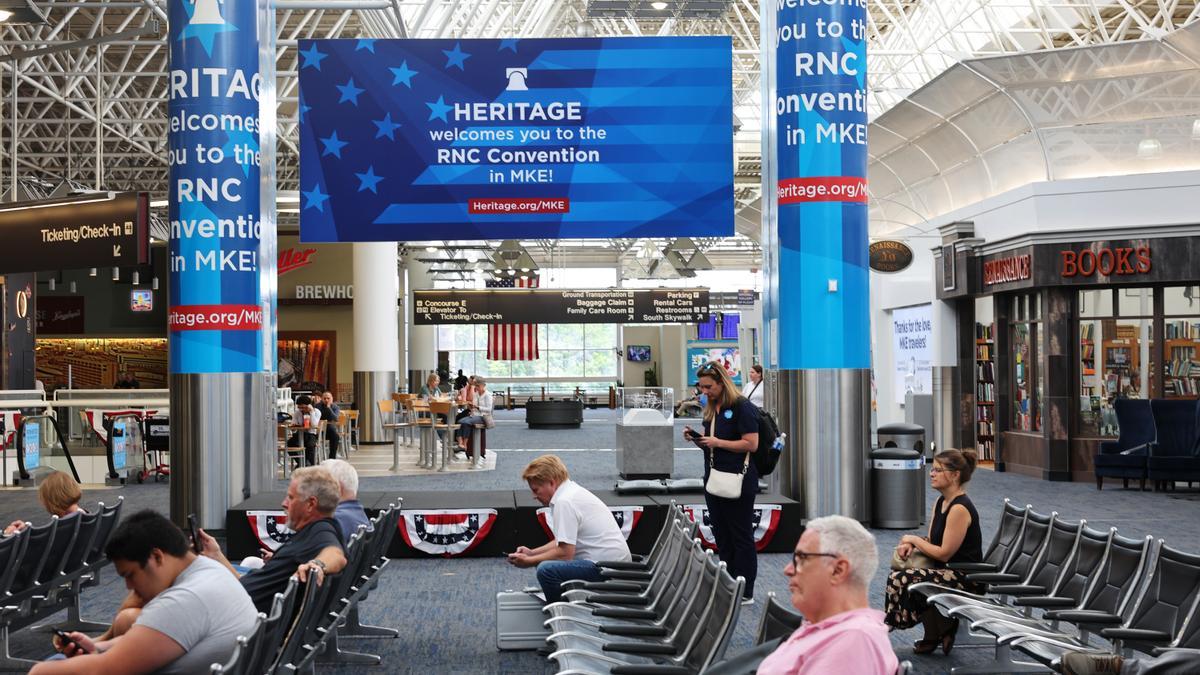 Un cartel de bienvenida de la Fundación Heritage para la Convención Nacional Republicana (RNC) se ve en el Aeropuerto Internacional Mitchell de Milwaukee el 12 de julio de 2024 en Milwaukee, Wisconsin.