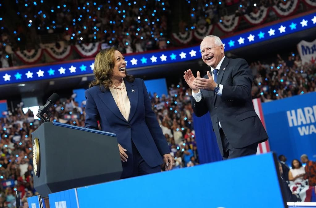 La candidata demócrata Kamala Harris y su candidato a vicepresidente, Tim Walz, en un mitin en Filadelfia este martes.