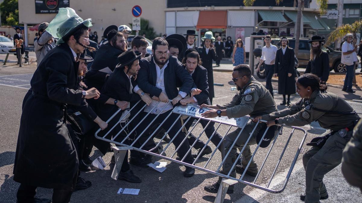 Protestas y disturbios en el primer día de reclutamiento de los ultraortodoxos en el Ejército israelí después de décadas de exención