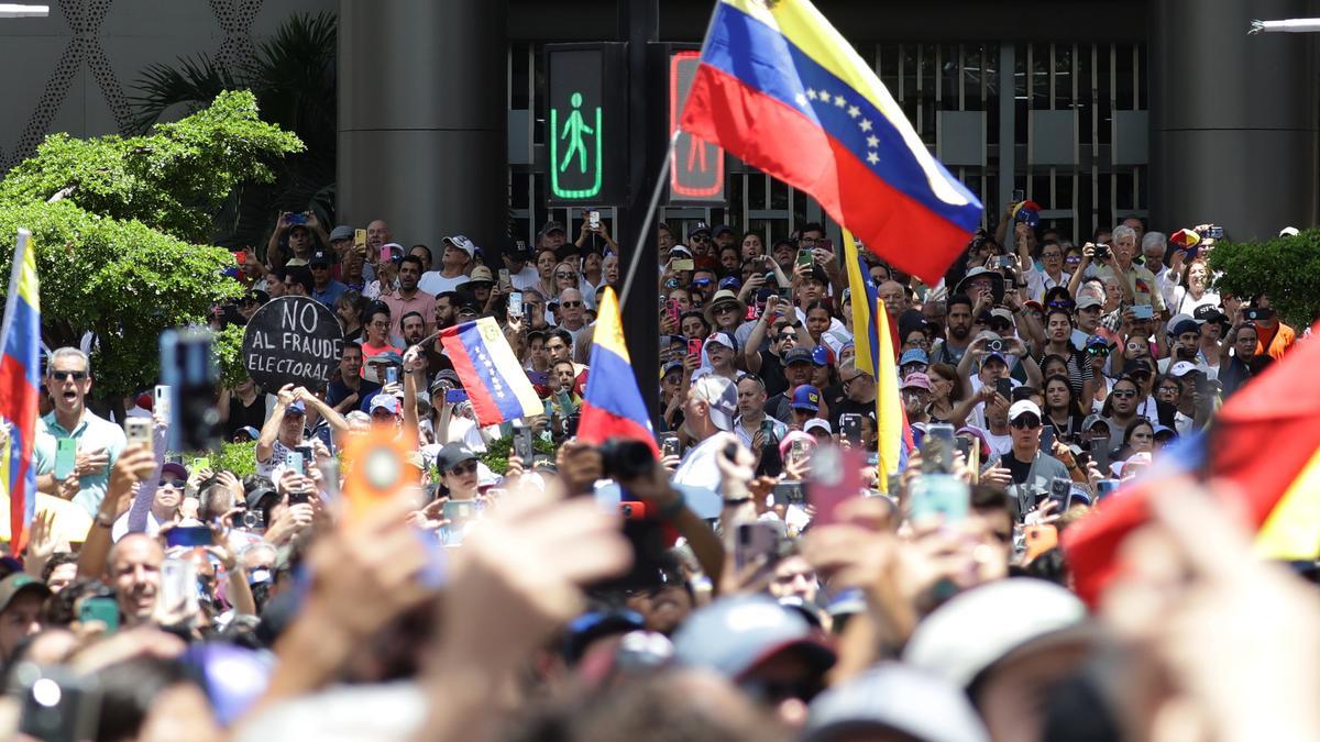 Chavismo y oposición salen a las calles en grandes concentraciones para demostrar su fuerza en Venezuela