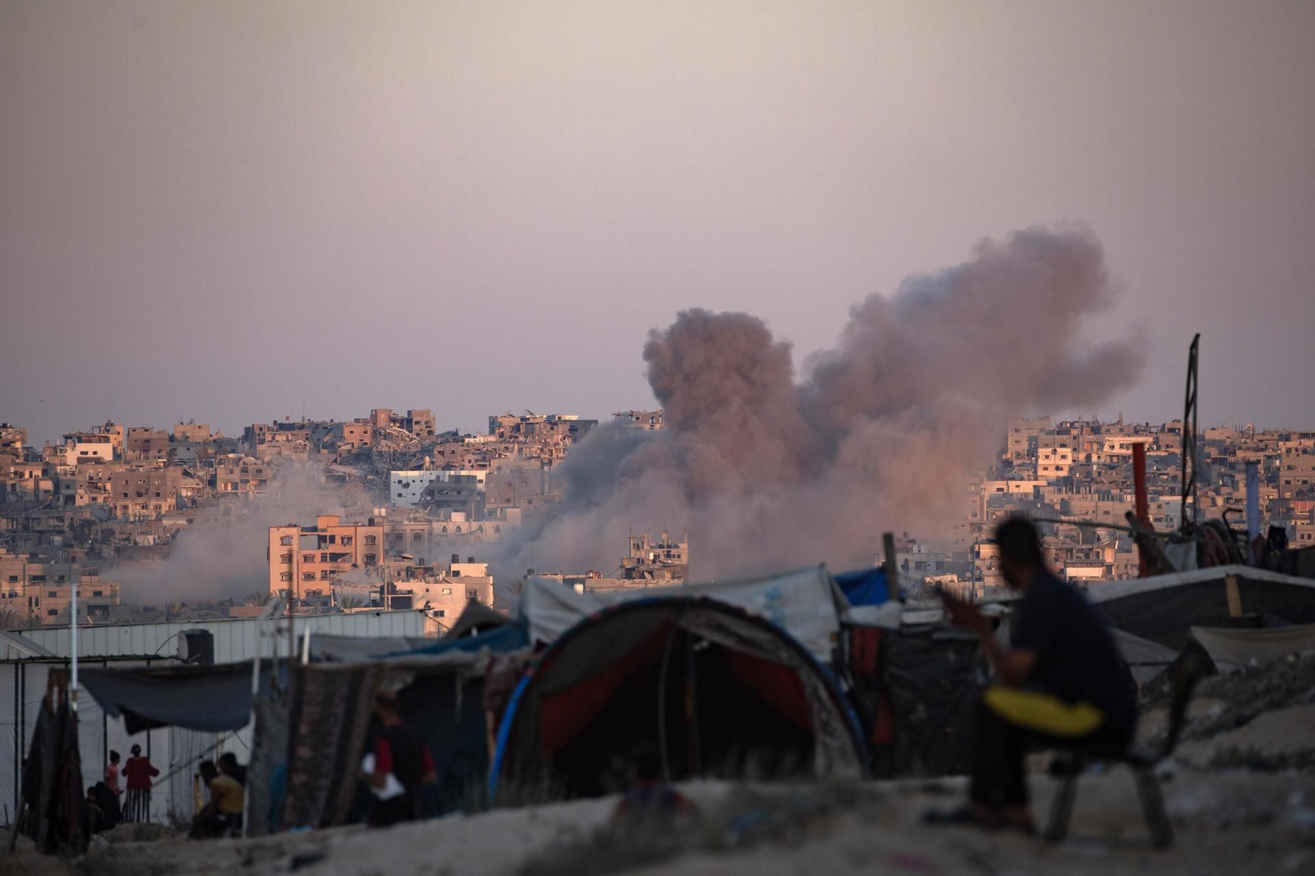 Un bombardeo israelí visto desde un campamento de desplazados del sur de Gaza, el 13 de agosto de 2024.