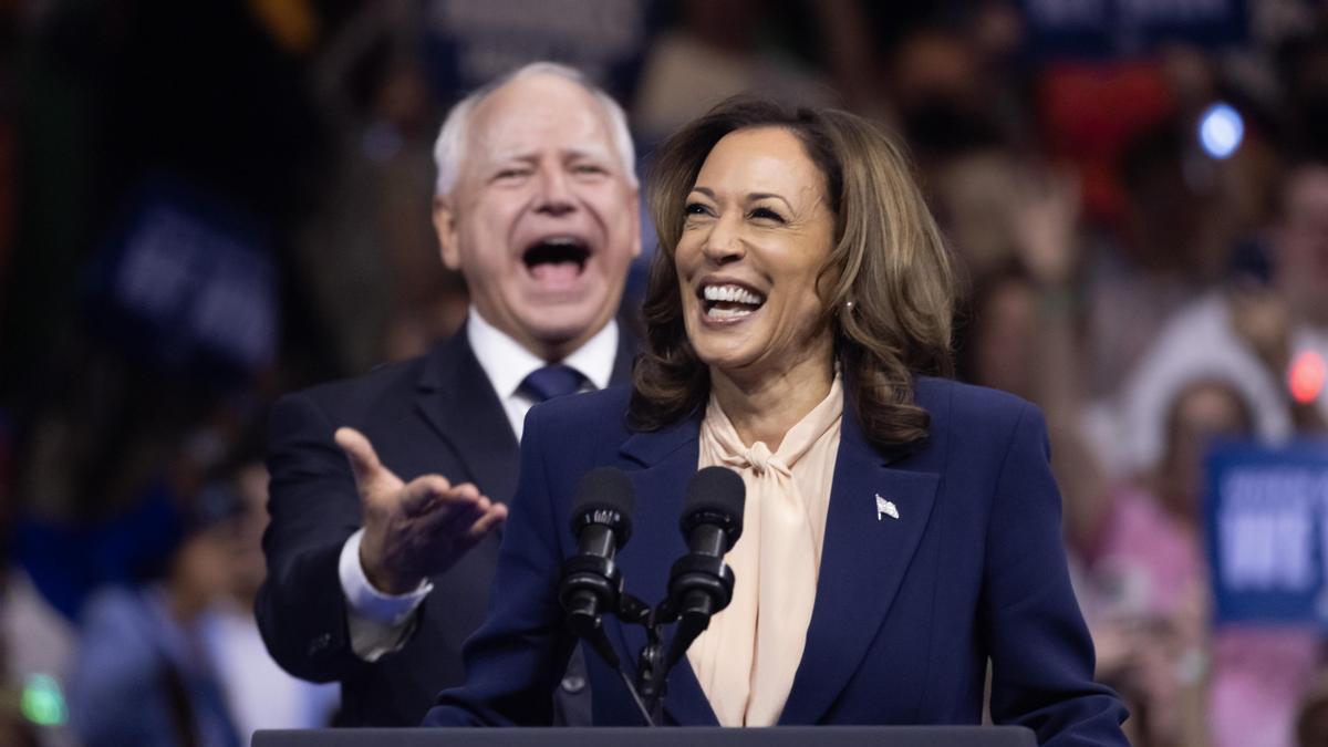 Kamala Harris y Tim Walz en un momento del mitin en Filadelfia.