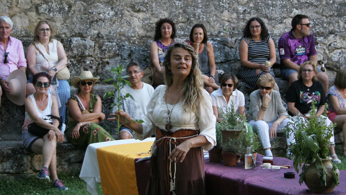 Celebración de un taller sobre plantas del entorno, en el recinto del monasterio jerónimo, dentro de las actividades culturales