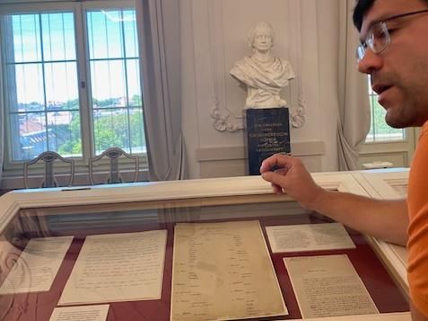 Héctor Canal Pardo muestra documentos de Goethe en el Goethe- und Schiller-Archiv