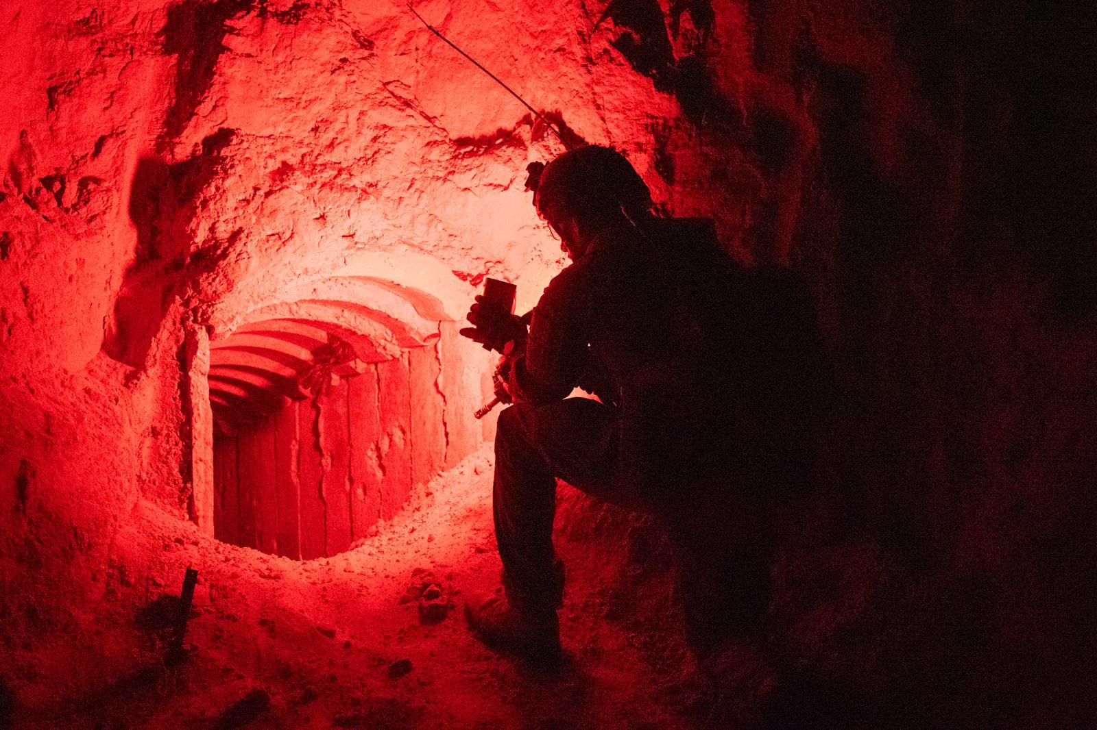 Un soldado israelí en la entrada de un túnel en la zona de Rafah el 23 de agosto de 2024.