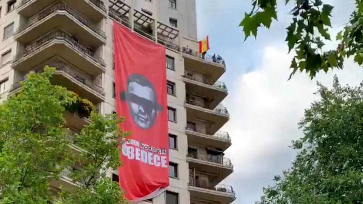 Captura del video publicado por Alvise Pérez durante el despliegue de la pancarta en el edificio Huarte