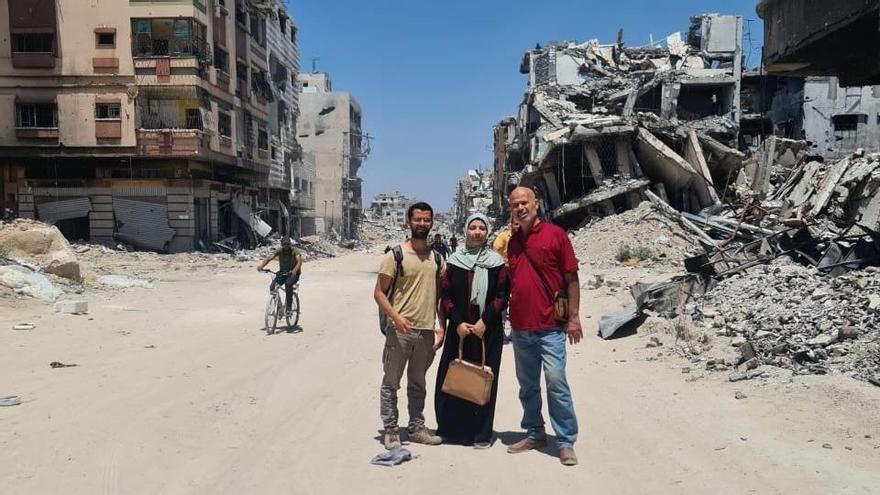 Hammad (dcha) con su mujer, Amal, y su hijo Monjed (izq) en una calle de Gaza.