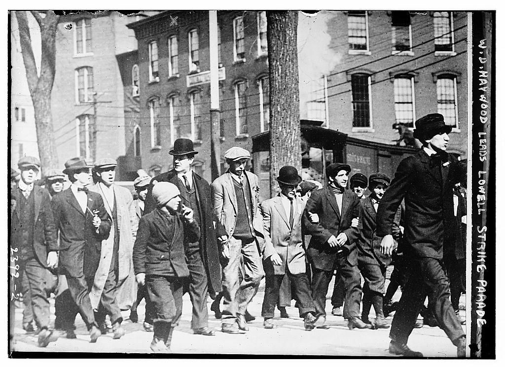 William Dudley Haywood (apodado Big Bill), uno de los líderes del movimiento obrero en EEUU, marcha al frente de una huelga en Lowell, Massachusetts, en 1912