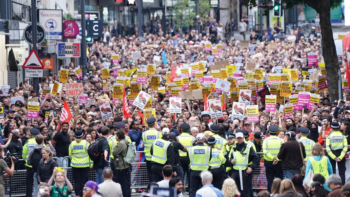 Una ola de protestas antirracistas planta cara a la extrema derecha en Reino Unido