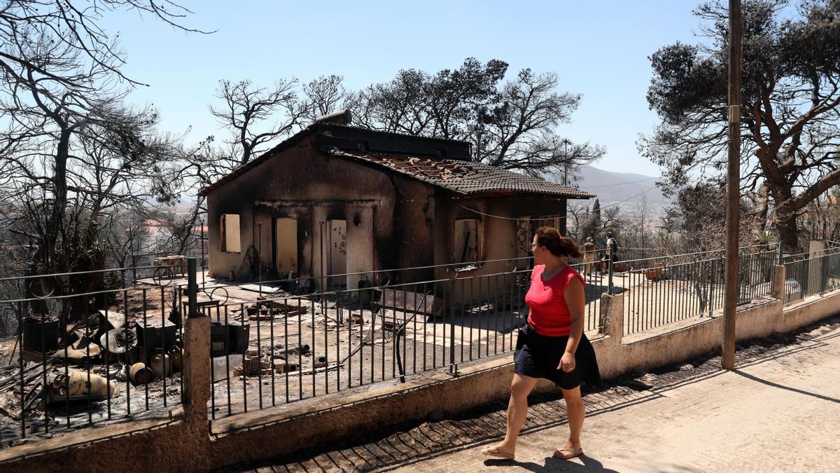 Dan por controlado el gran incendio que deja 10.000 hectáreas quemadas en las afueras de Atenas