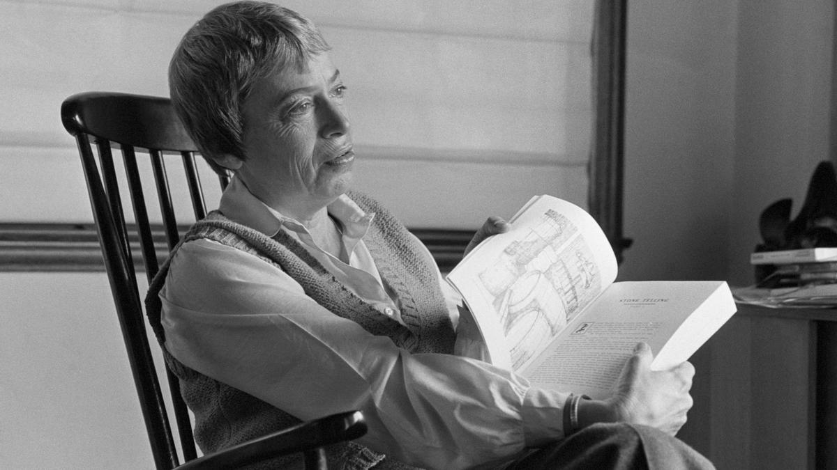 50 años de ‘Los desposeídos’, de Ursula K. Le Guin: diez claves sobre un mundo sin propiedad privada y sexualidad sin apegos