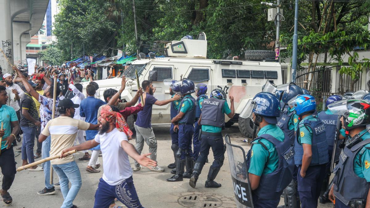 La primera ministra de Bangladés dimite y abandona el país tras el asalto de manifestantes al palacio