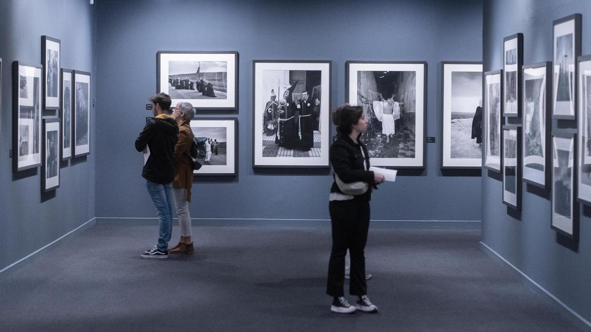 El Círculo de Bellas Artes investiga por qué se expulsó a dos hombres “por abrazarse” en una de sus exposiciones