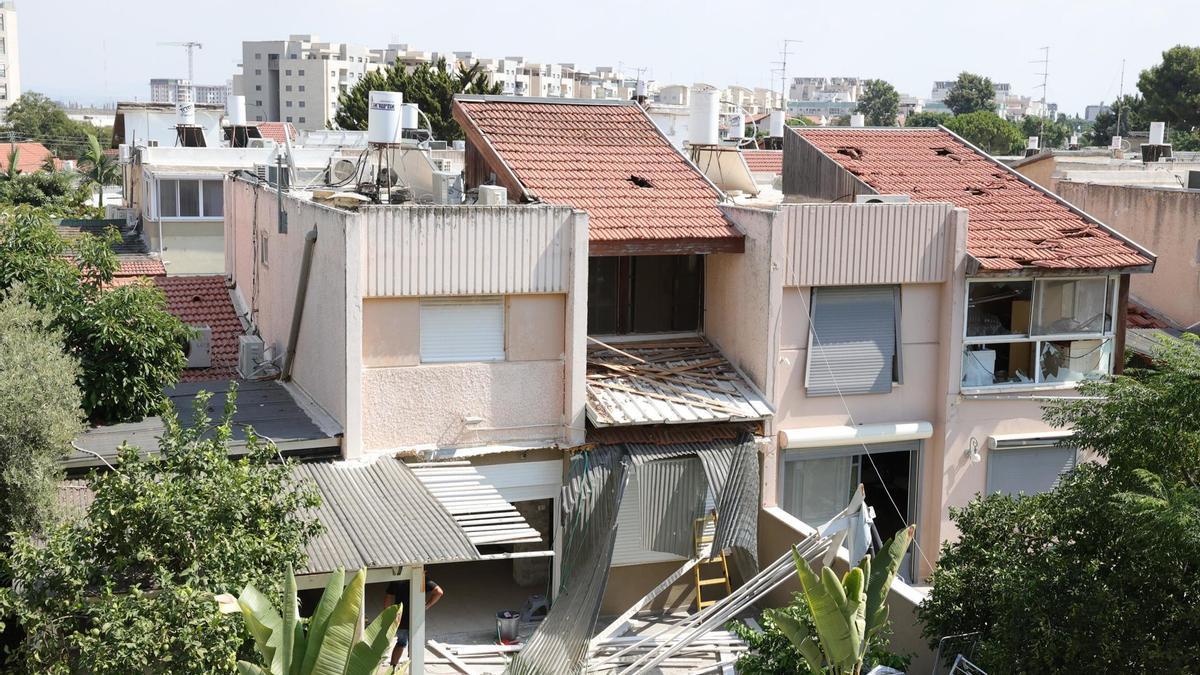 Daños causados por el impacto de cohetes de Hizbulá contra viviendas de la localidad de Acre, al norte de Israel.