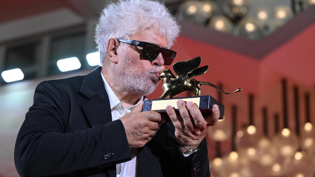 Almodóvar, tras lograr el León de Oro: “Que tus paisanos se identifiquen con este premio es tan grande como ganarlo”