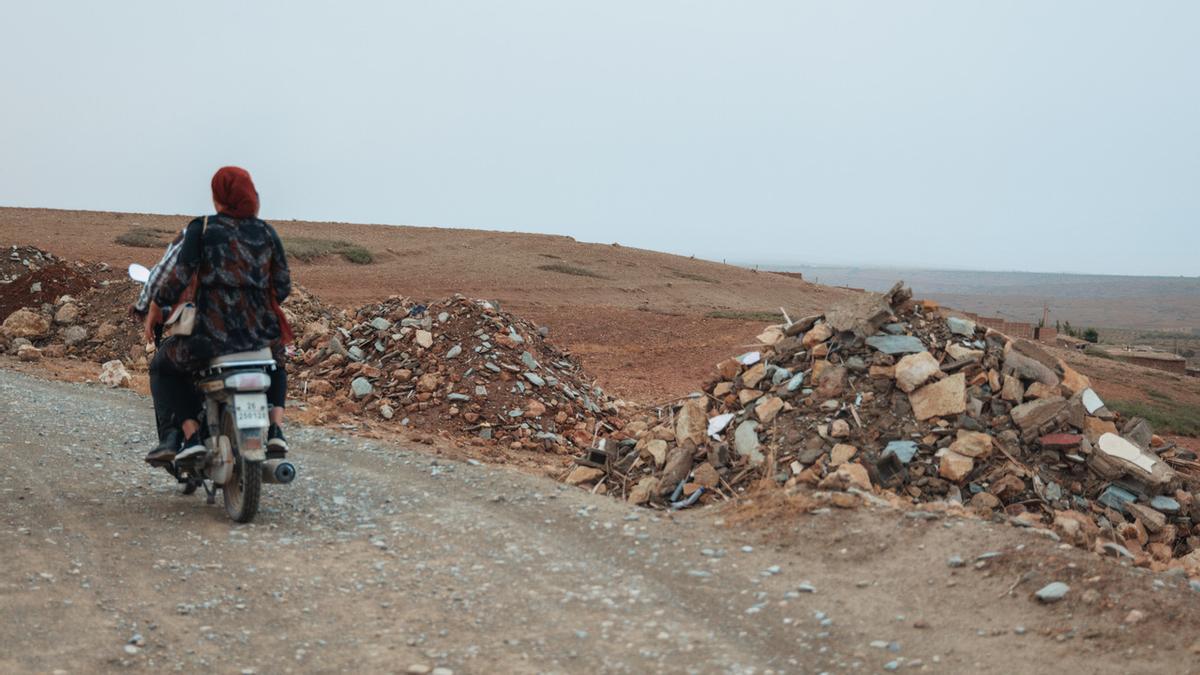 Varias montañas de escombros de las viviendas colapsadas tras el terremoto en septiembre de 2023 a la salida de Tafeghaghte.