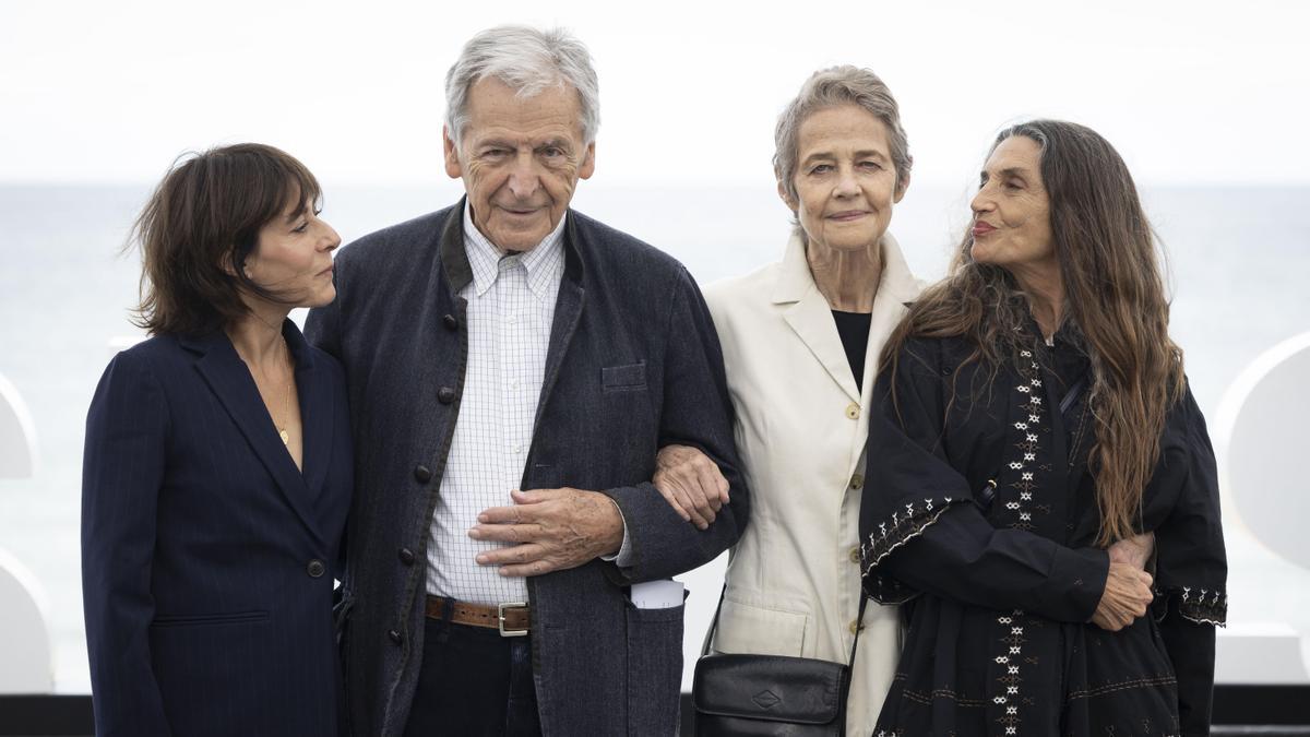 El director, guionista y productor Costa Gavras posa este miércoles junto a las actrices Ángela Molina (d), Charlotte Rampling (2d) y Marilyne Canto (i)