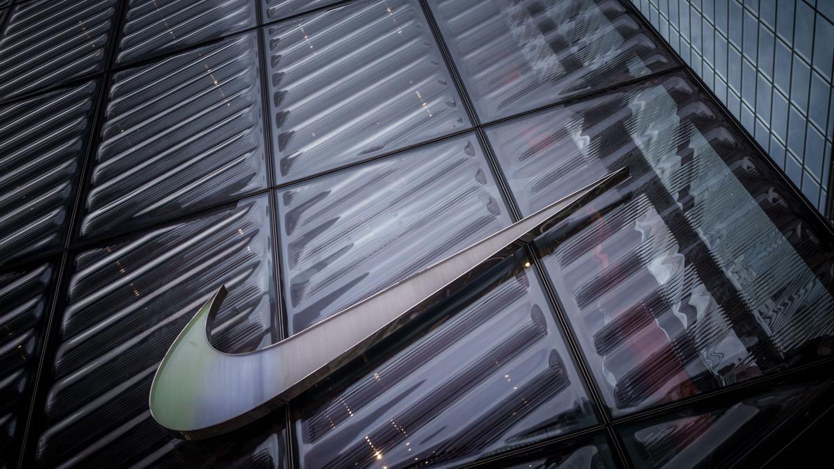 Nike busca reflotar su negocio: releva a su consejero delegado al que pagará 94 millones tras anunciar 1.500 despidos