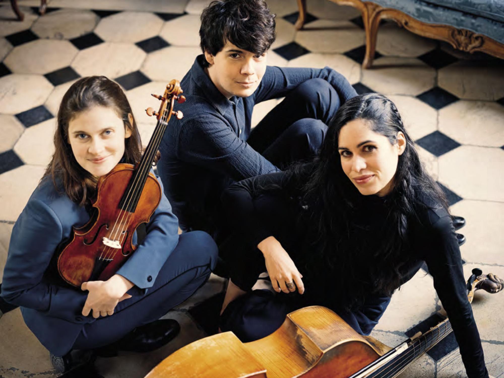 Sophie de Bardonnèche (izquierda), junto a Justin Taylor (clavecinista) y Lucile Boulanger (viola da gamba)