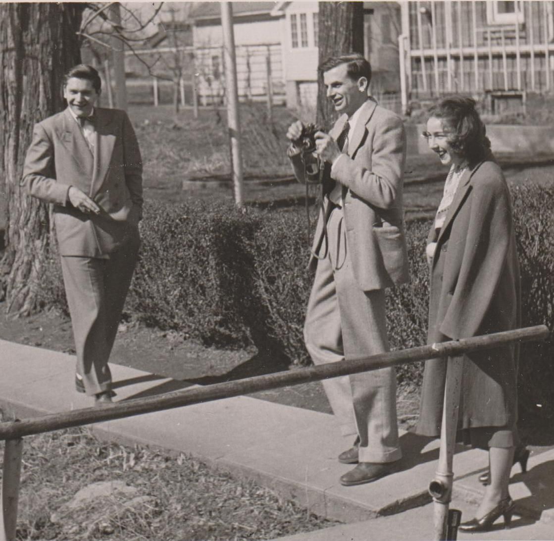 Robie Macauley,  Arthur Koestler yFlannery O'Connor en Amana Colonies (Iowa), el 9 de octubre de 1947