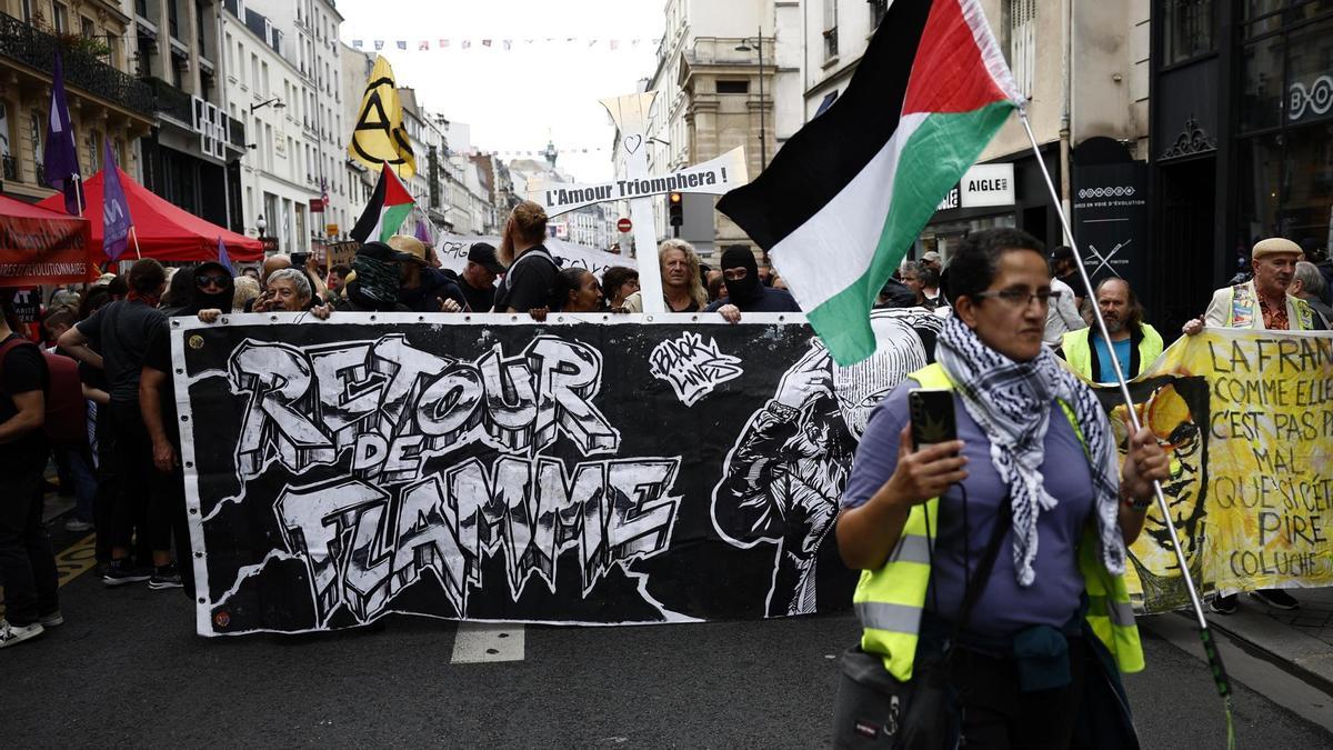 Miles de manifestantes de izquierda protestan en Francia contra el nombramiento de Barnier