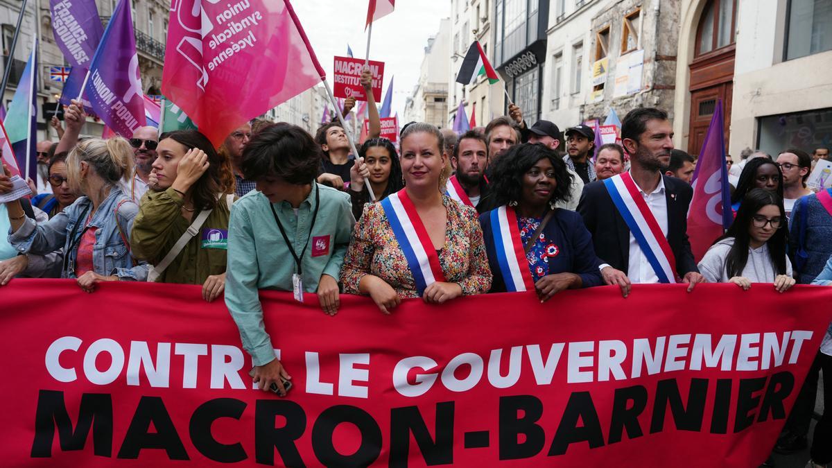 Cabecera de la protesta contra el Gobierno de Barnier, que puede ser anunciado en las próximas horas.