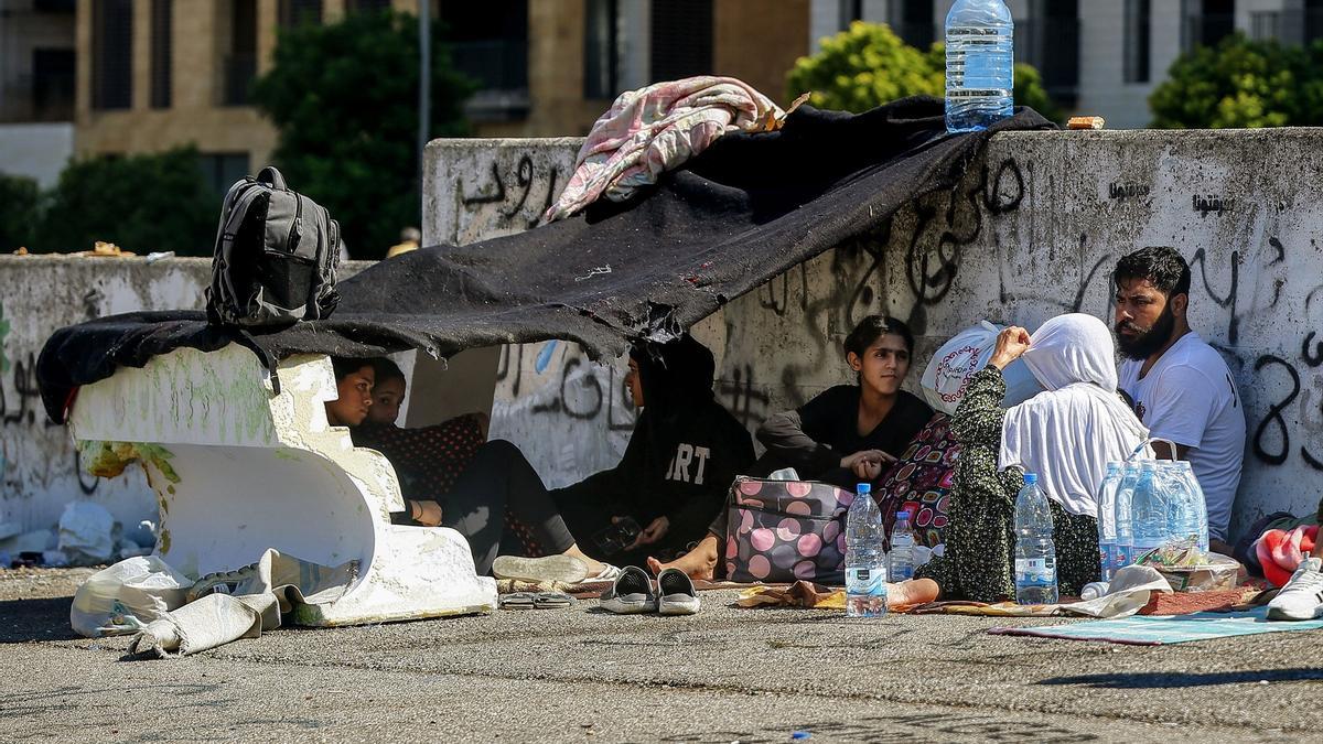 Familias durmiendo al raso en Beirut