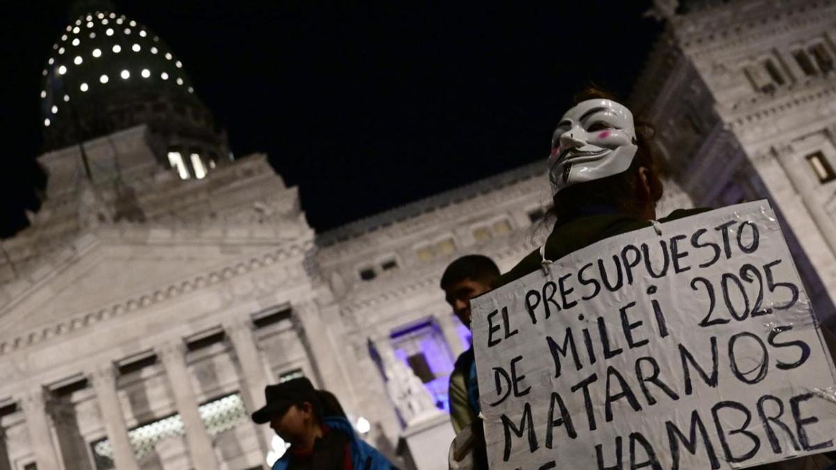 Pocos manifestantes, a favor o en contra de Milei, en las afueras del Congreso.