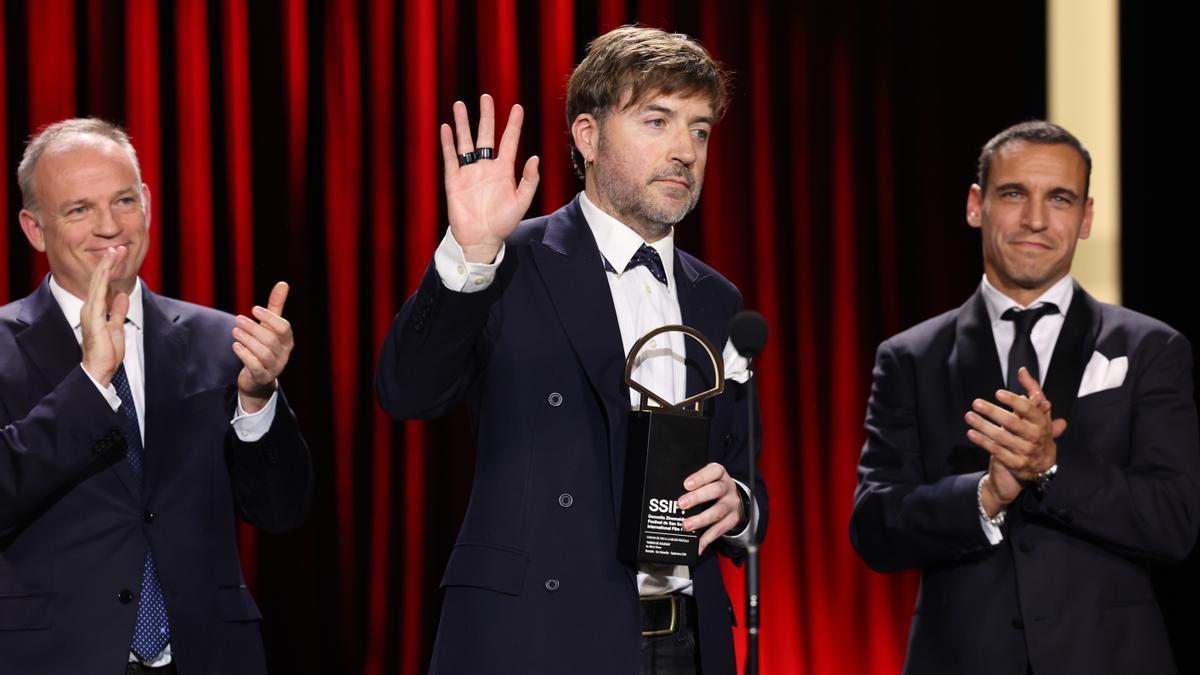 El cineasta Albert Serra recibe junto a su equipo la Concha de Oro a la mejor película este sábado en el 72 Festival de Cine de San Sebastián. 'Tardes de soledad', el documental sobre la tauromaquia de Albert Serra centrado en el torero peruano Andrés Roca Rey, se ha alzado con la Concha de Oro a la mejor película en el 72 Festival de Cine de San Sebastián. EFE/ Juan Herrero