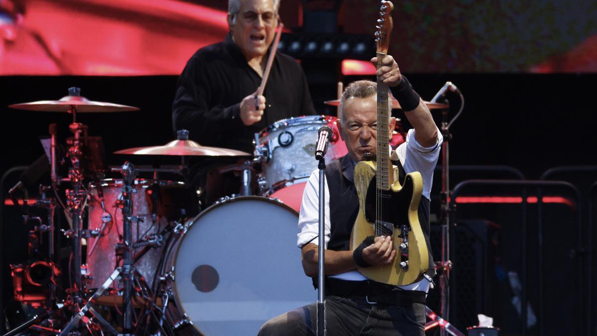 Bruce Springsteen acompañado por la E. Street Band durante el concierto en el Estadi Olímpic de Barcelona dentro de su gira 2024 World Tour