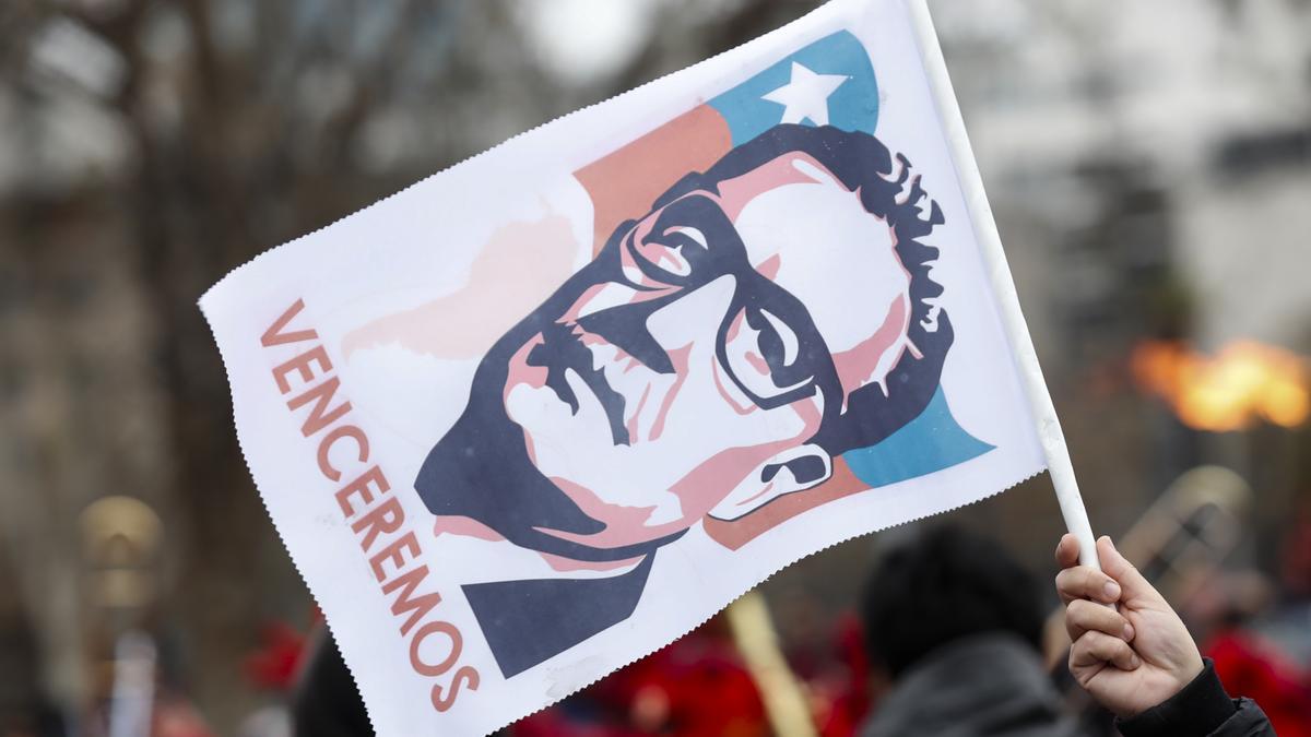 Una persona sostiene una imagen del expresidente Salvador Allende, en una fotografía de archivo. 