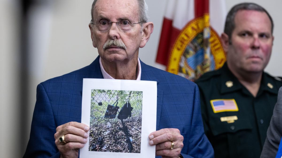 El sheriff Ric Bradshaw muestra una foto de los elementos que se encontraron junto a la valla del campo de golf perteneciente al expresidente Donald Trump en Palm Beach (Florida)