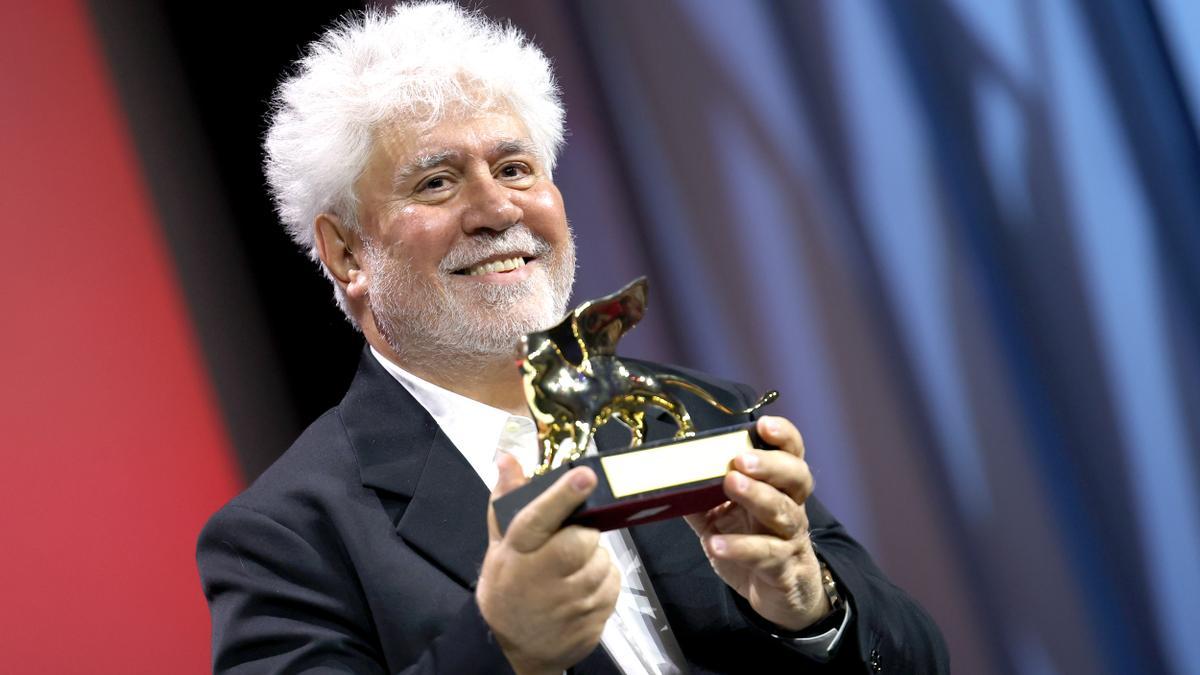 Pedro Almodóvar hace historia y logra el León de Oro en Venecia con ‘La habitación de al lado’