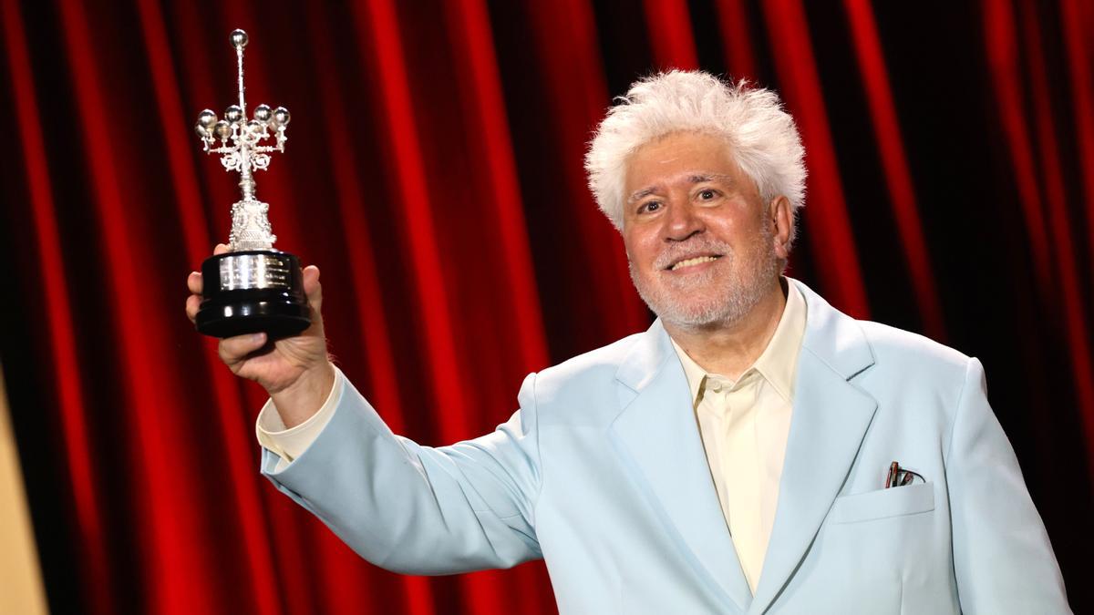 Almodóvar recoge el Premio Donostia advirtiendo de que 