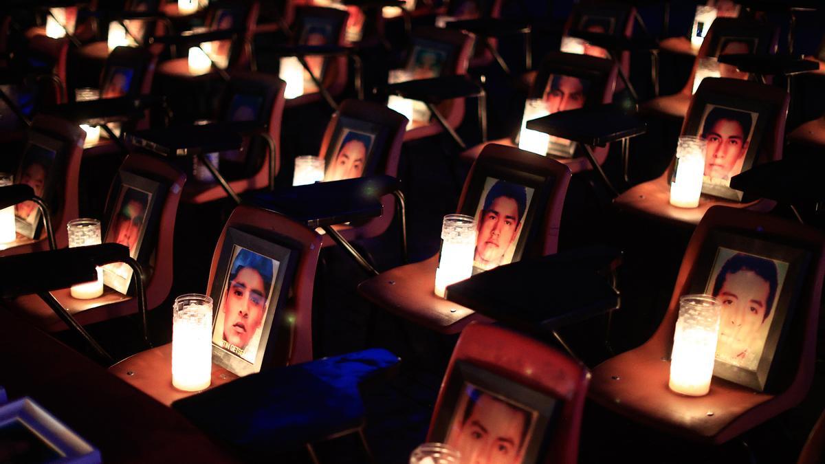 Sillas con velas y fotos de los 43 desaparecidos en el interior la escuela normal rural de Ayotzinapa Raul Isidro Burgos, en el estado de Guerrero.