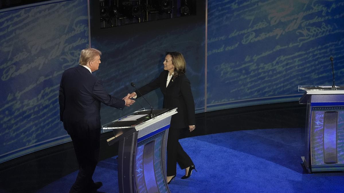 El candidato presidencial republicano Donald Trump y la candidata presidencial demócrata, Kamala Harris, se estrechan la mano al inicio del debate.