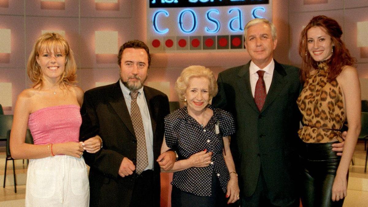 Margarita Landi rodeada de Ana Belén Roy, Alfonso Yunta, Manuel Giménez y Raquel Giladent durante la presentación de la nueva temporada del programa de TVE 'Así son las cosas' en el año 2000.