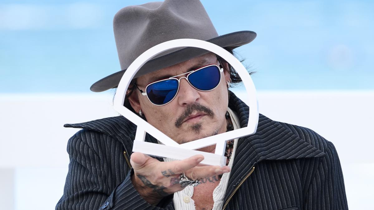 Johnny Depp posa con el logo del Zinemaldia