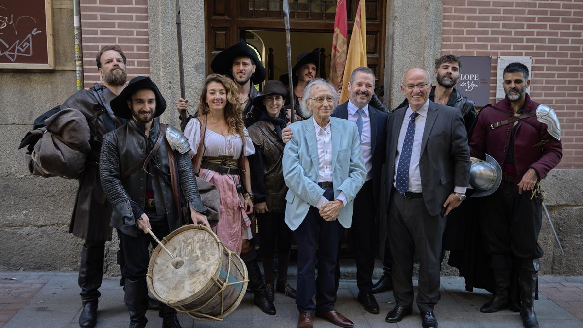 El elenco de El Alcalde de Zalamea, junto a Jose Luis de Alonso de Santos, a su derecha Mariano de Paco y Pedro Corral