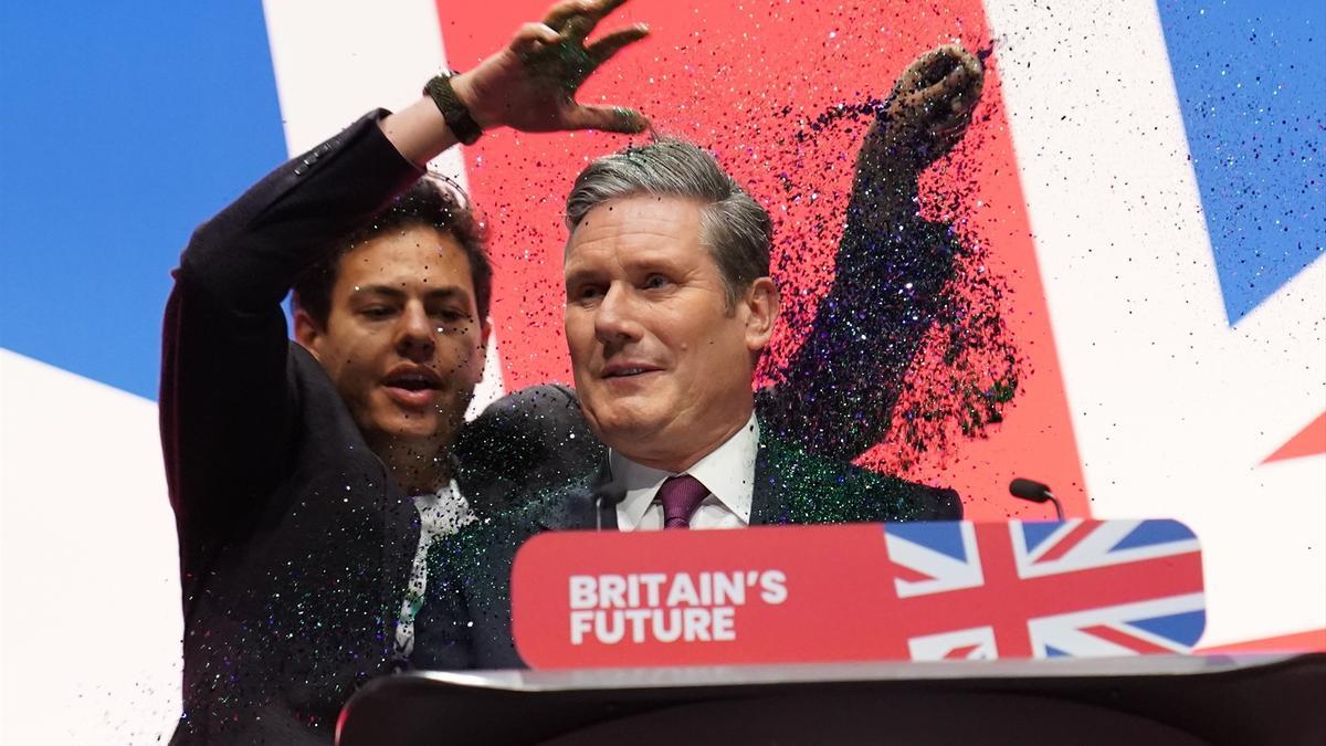 Un manifestante arroja purpurina sobre Keir Starmer durante el congreso del Partido Laborista en octubre de 2023, en Liverpool.