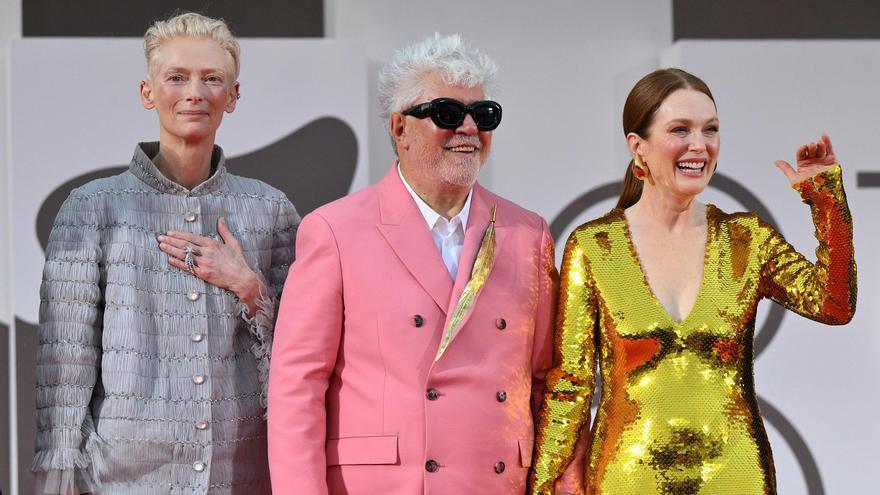 El director y guionista español Pedro Almódovar junto a la actriz británica Tilda Swinton (izq) y la actriz estadounidense Julianne Moore (dcha) a su llegada esta semana al 81º Festival de Cine de Venecia para el estreno de 'The Room Next Door'. EFE/EPA/ETTORE FERRARI