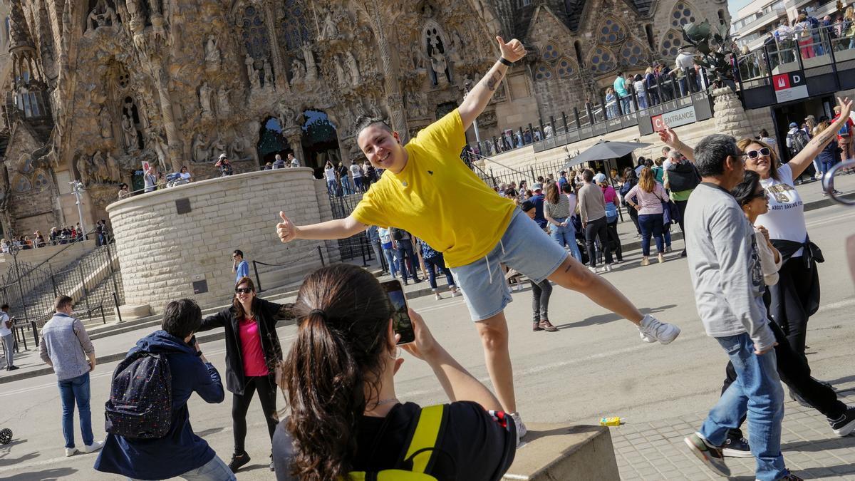 Turistas haciéndose fotos delante de la Sagrada Familia