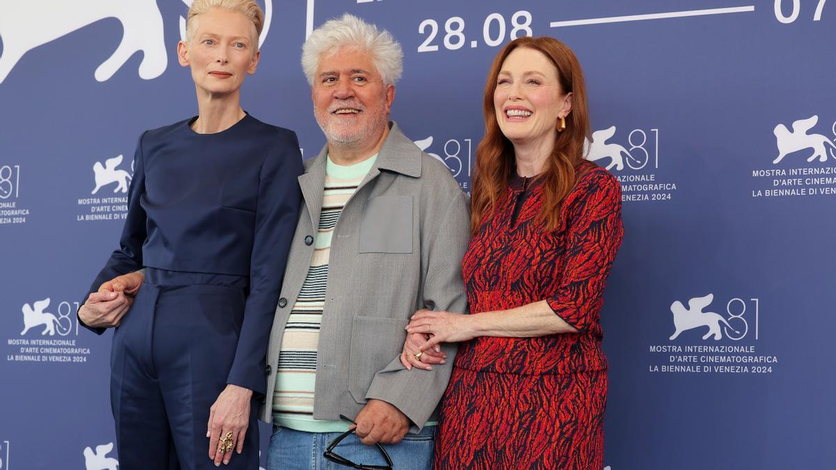 Almodóvar junto a Tilda Swinton y Julianne Moore en Venecia