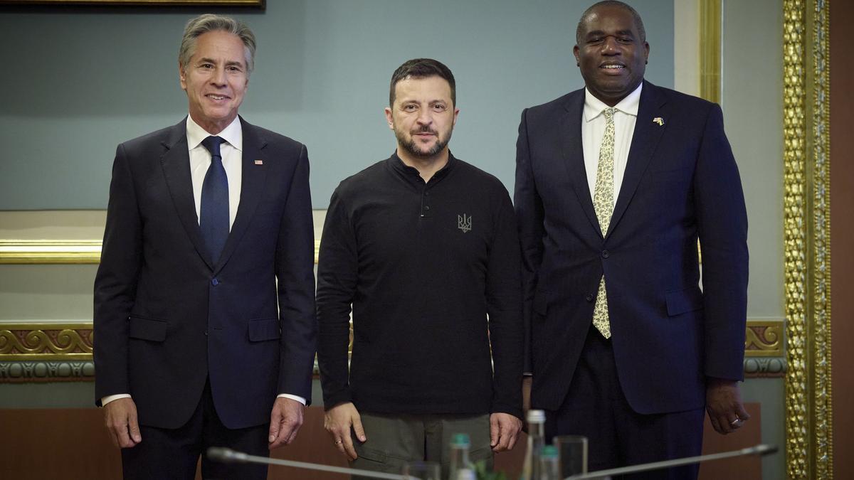 Volodímir Zelenski con el secretario de Estado de Estados Unidos, Antony Blinken, y el secretario de Relaciones Exteriores británico, David Lammy, durante una reunión en Kiev. 