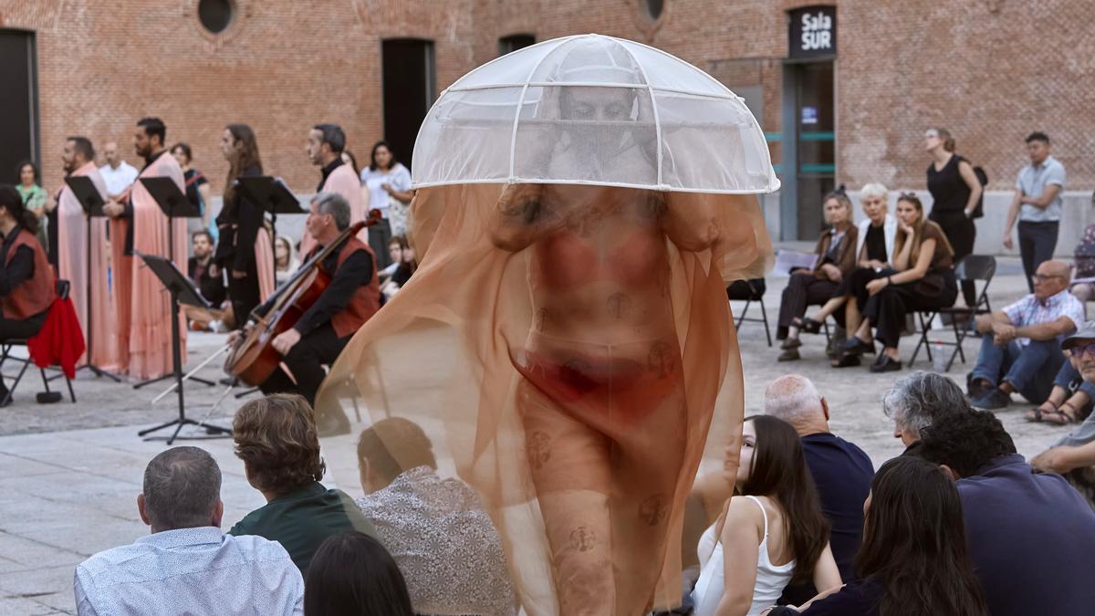 La Ribot con los músicos y el coro detrás en el patio de Condeduque