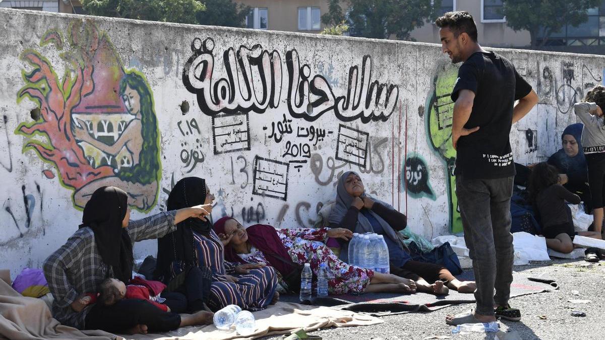 Cientos de vecinos de los suburbios meridionales de Beirut permanecen acampados en las calles de la capital libanesa